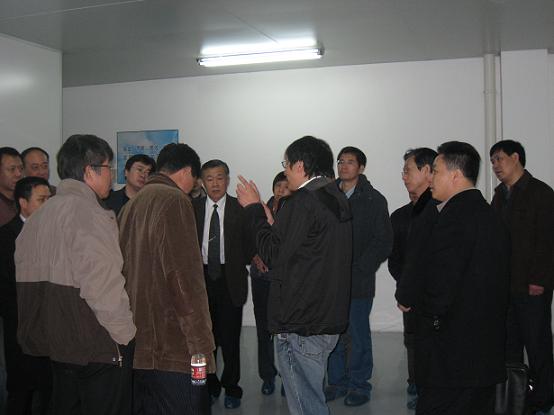 车间里，向电焊机协会参会代表讲解AG旗舰厅半导体整体运行情况